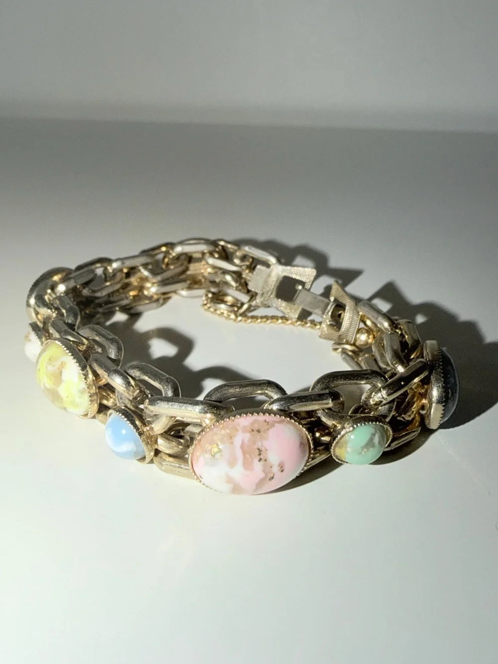 Vtg Art Uranium Glass Pastel Swirl Colors With Gold-Tone Link Chain Bracelet
